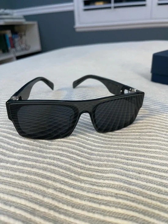 Louis Vuitton Shades - Picture 7 of 7